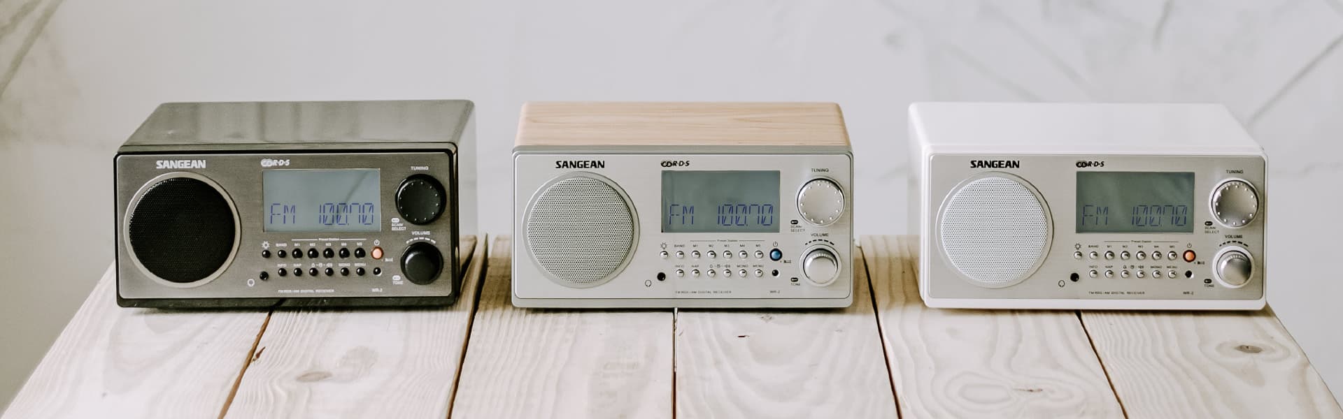 WR-2 AM / FM-RBDS Wooden Cabinet Digital Tuning Radio